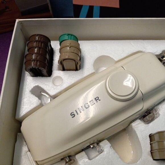 Singer Buttonholer Cottagecore Kitsch Grandmacore - Picture 3 of 8